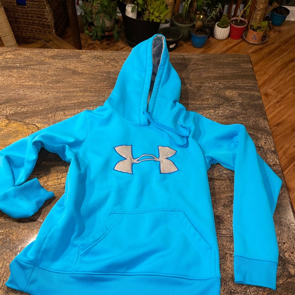 Under Armour hoodie semi fitted size medium